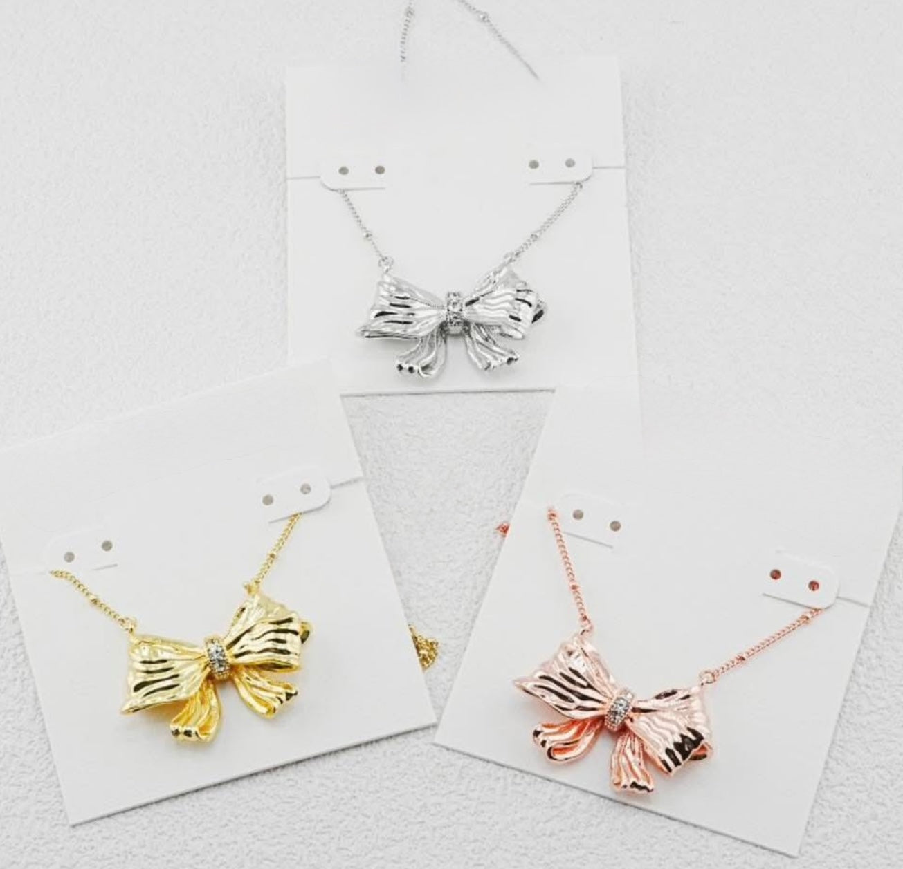 The bow necklace