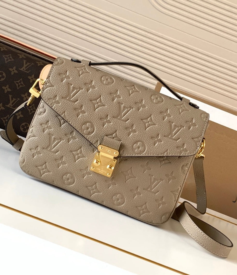 The Lexi purse