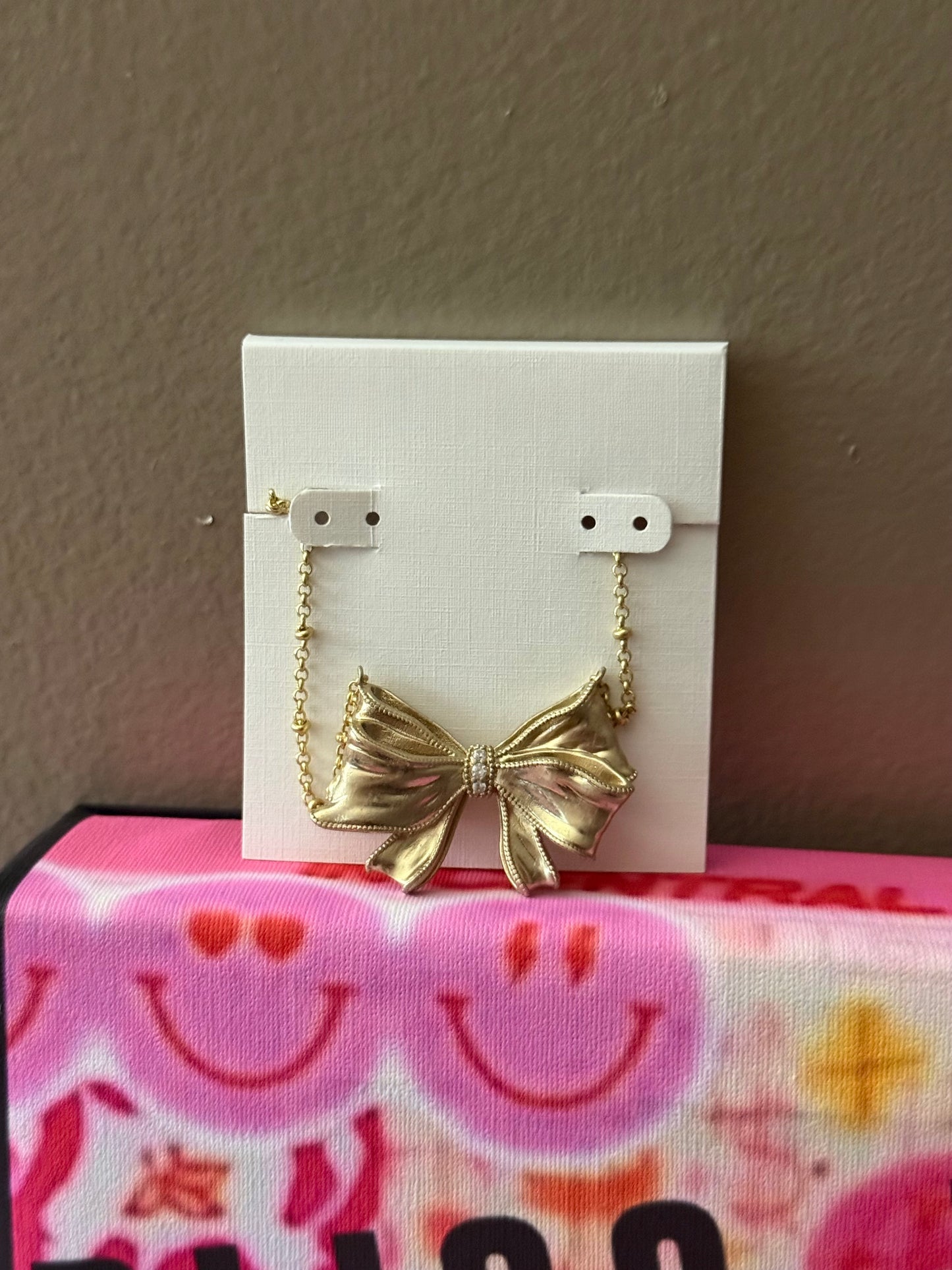 The bow necklace