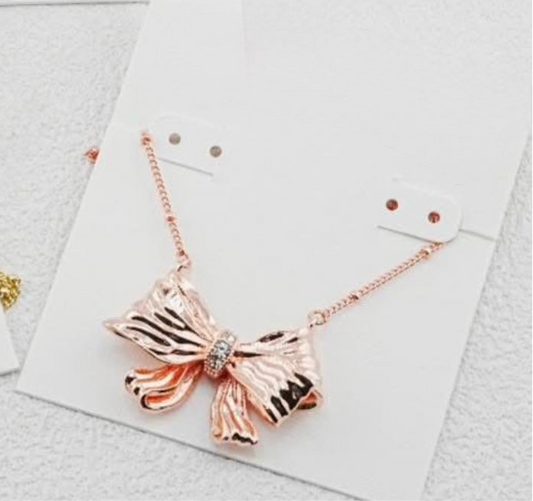 The bow necklace